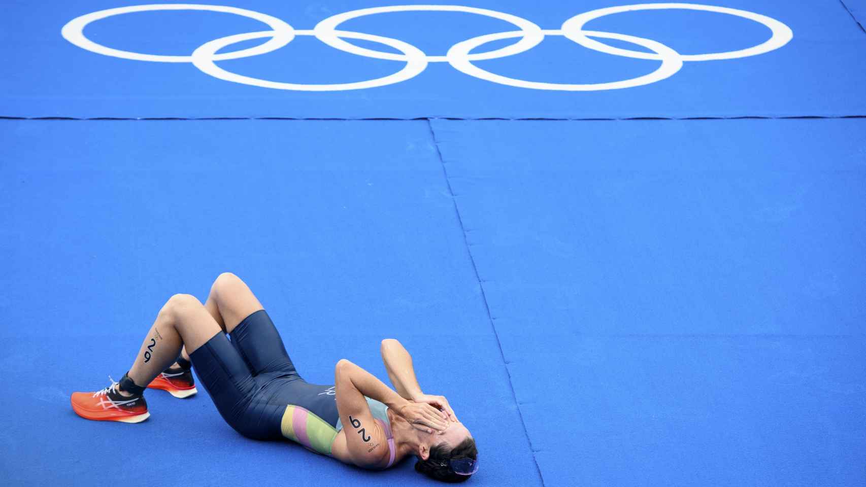 La triatleta Flora Duffy junto a los aros olímpicos