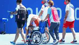 Paula Badosa, retirándose en silla de ruedas por un golpe de calor