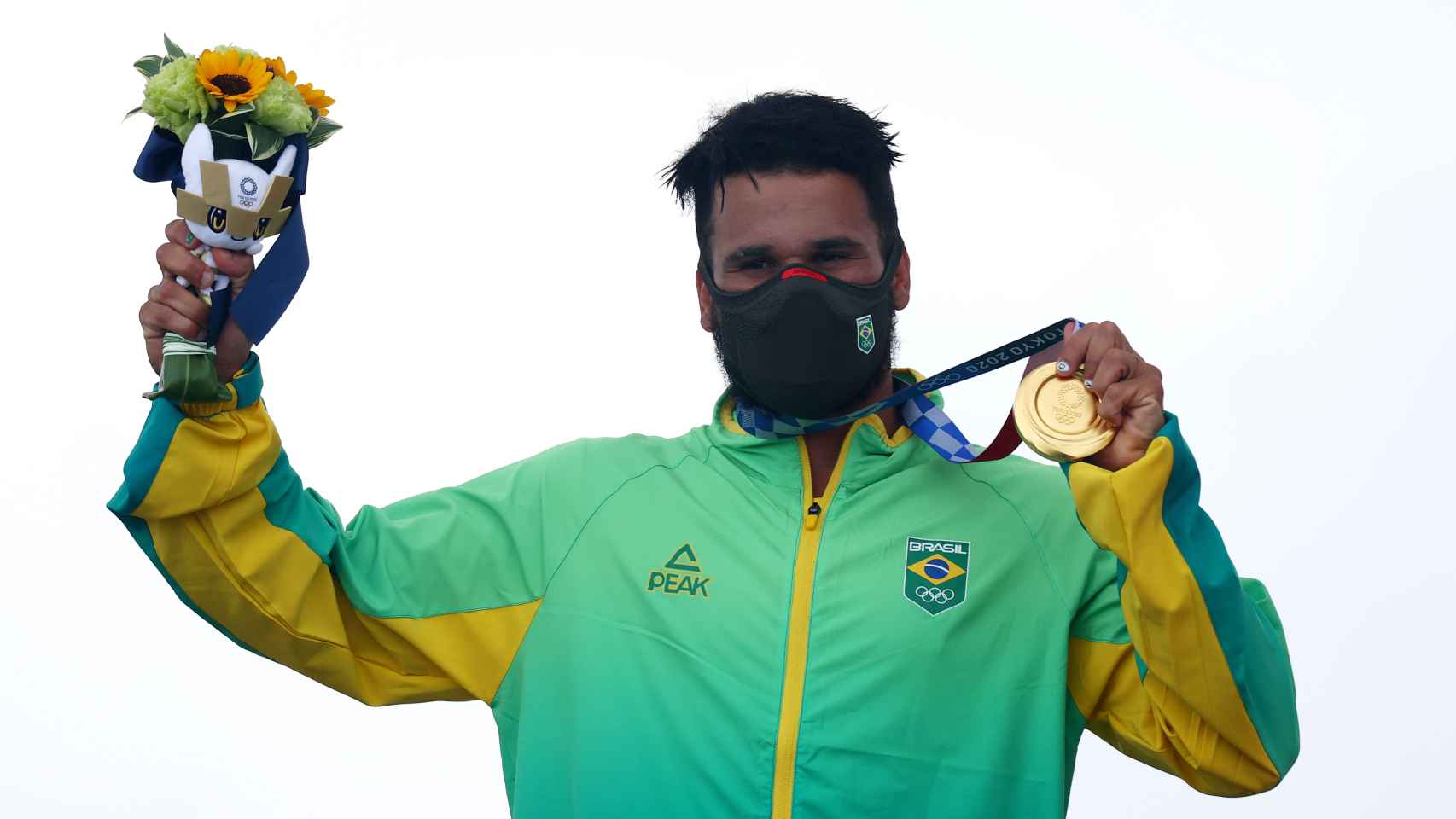 El surfista brasileño Italo Ferreira, con su medalla de oro en los Juegos Olímpicos de Tokio 2020