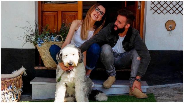 Laura y Beñat frente a su tienda.