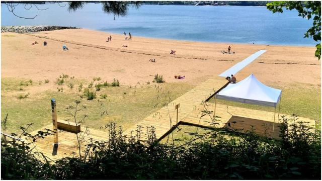 La playa dispone de una zona de sombra.