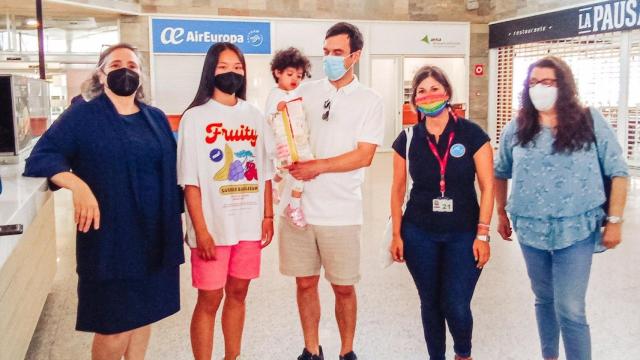 La pequeña, acompaña en el aeropuerto de A Coruña