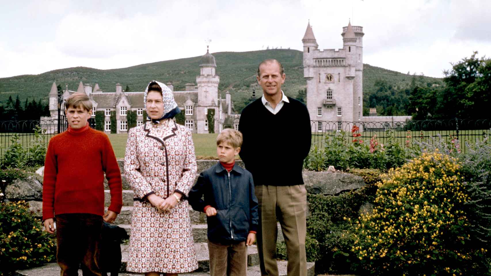 La Reina junto a su difunto marido y sus hijos posando con el castillo de fondo en una imagen tomada en 1972.