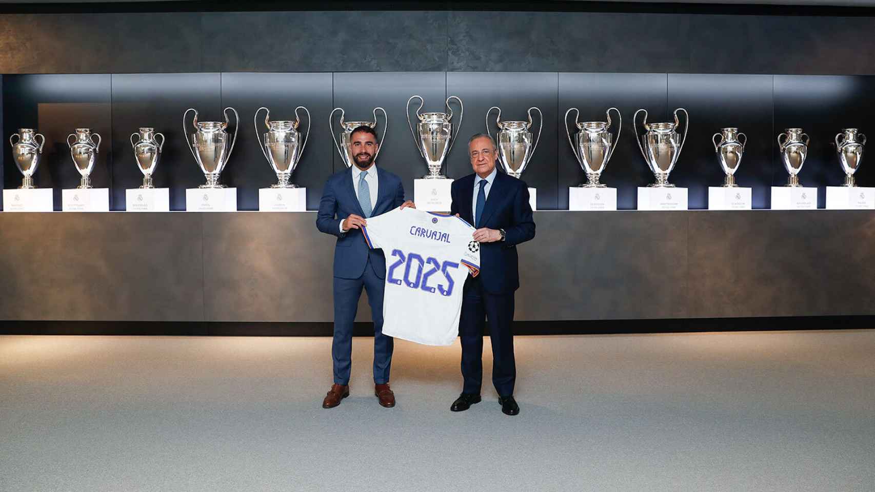 Dani Carvajal, junto a Florentino Pérez y las Champions League, en el acto de su renovación