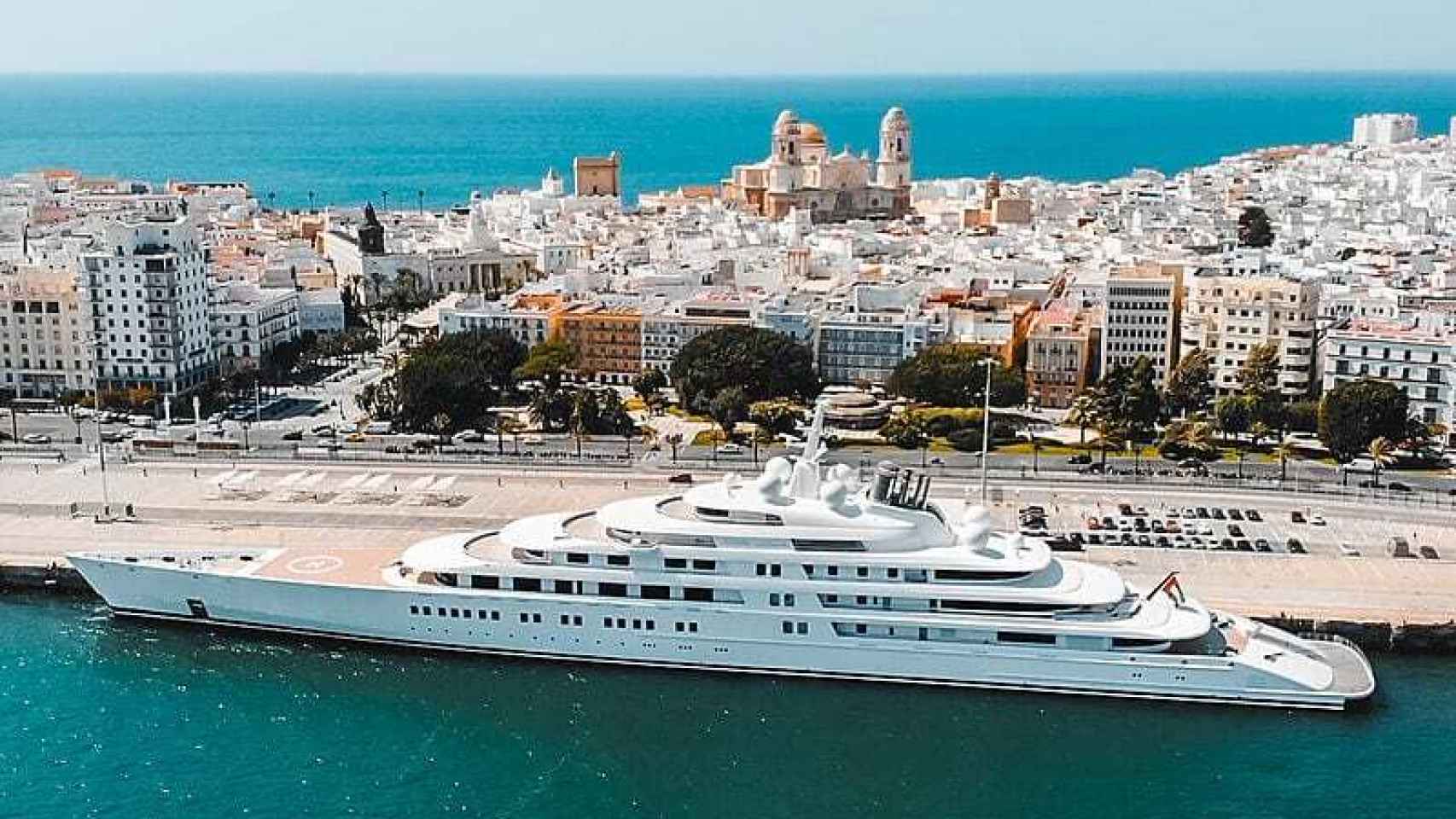 El 'Azzan', el yate más largo del mundo, atracado en el puerto de Cádiz.
