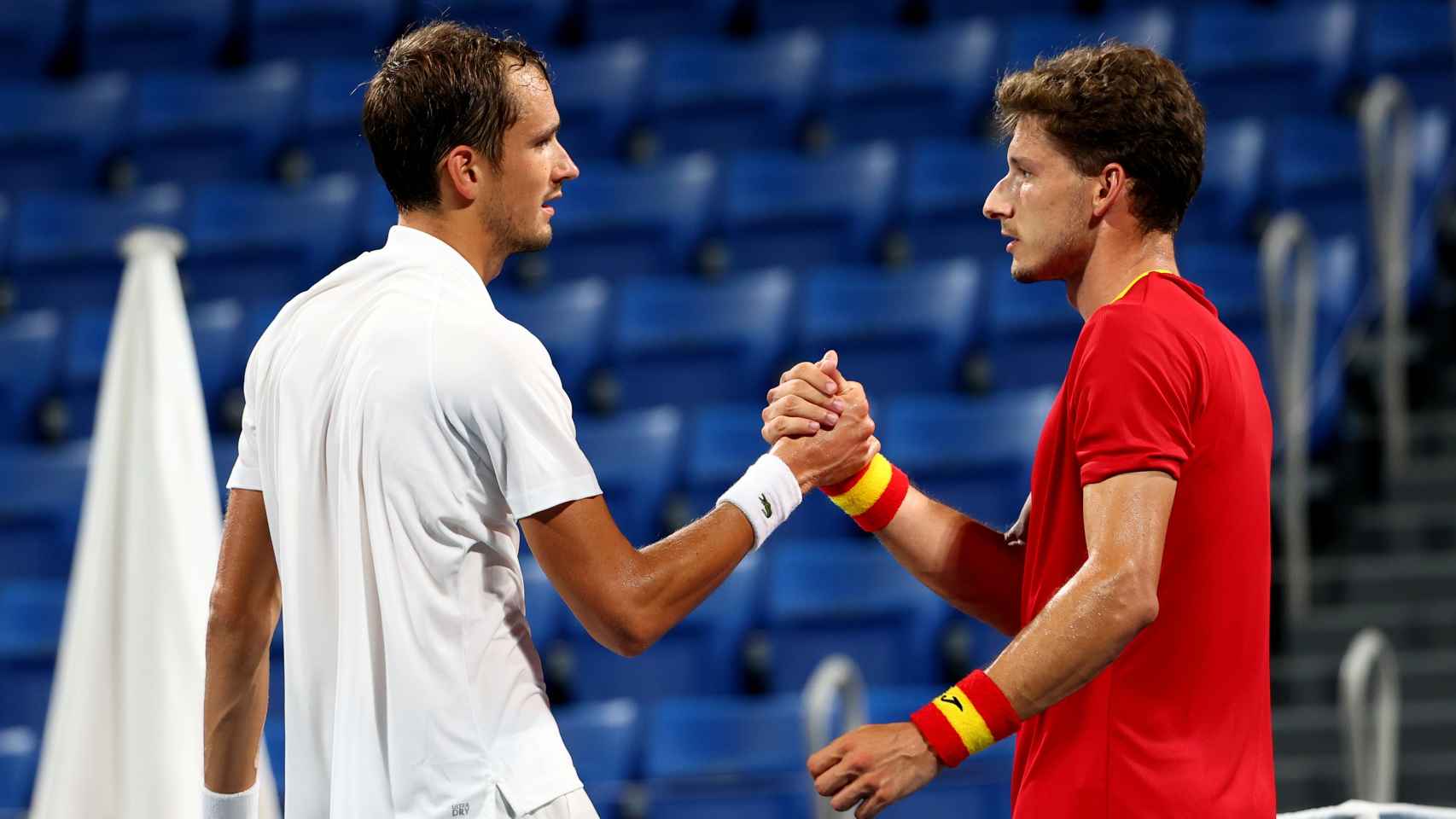 Pablo Carreno saluda a Daniil Medvedev tras ganarle un cuartos de final del torneo individual masculino de tenis