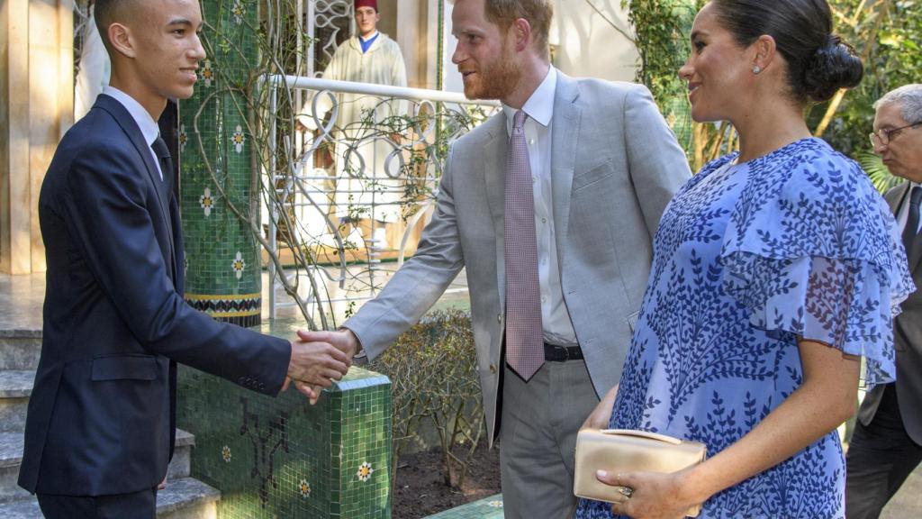 Moulay Hassan junto a Meghan y Harry, en una imagen de archivo.