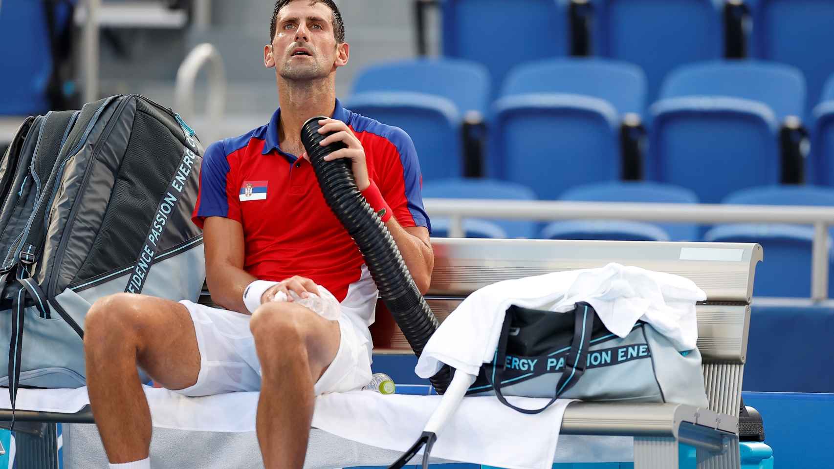 Novak Djokovic se refresca con aire en los JJOO de Tokio 2020
