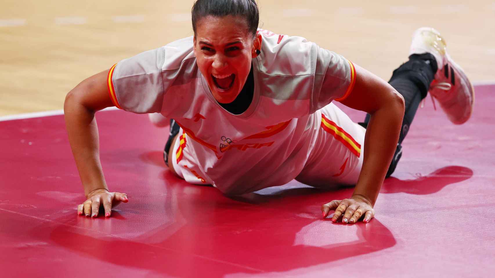 Almudena Rodríguez celebra una victoria de la selección femenina de balonmano JJOO de Tokio