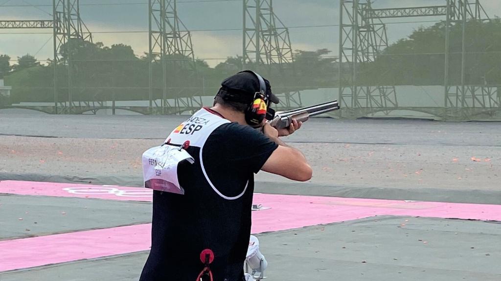 Alberto Fernández compitiendo en foso masculino tiro olímpico en los JJOO de Tokio 2020