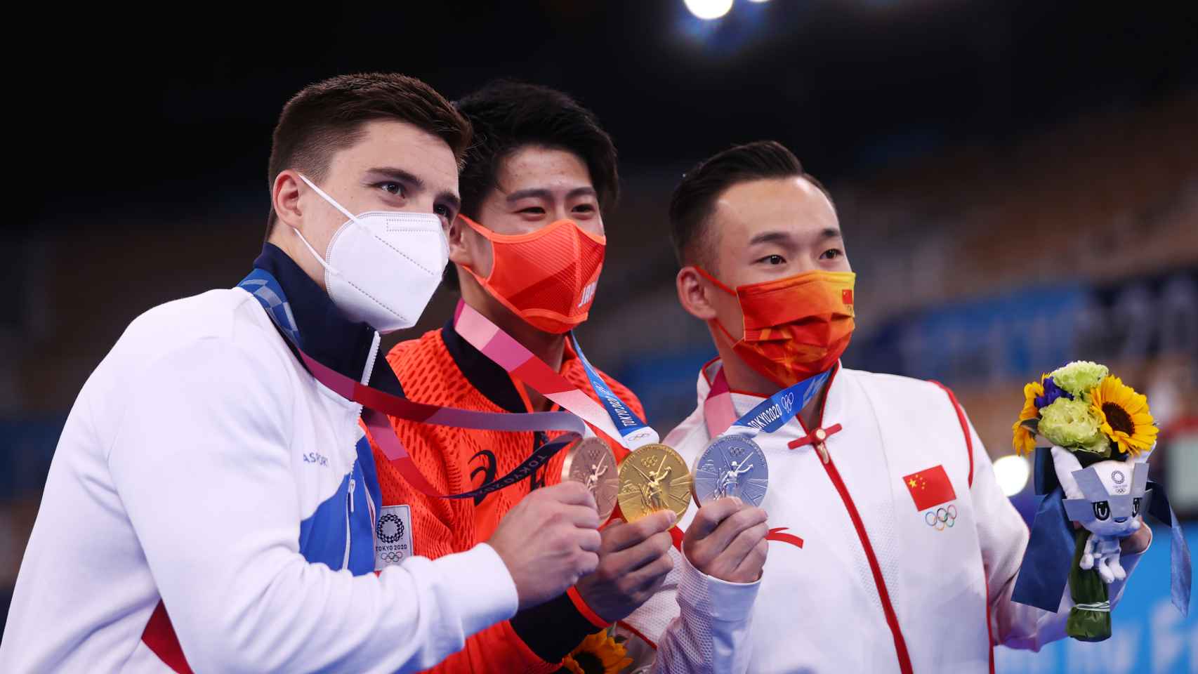 Daiki Hashimoto, Xiao Ruoteng y Nikita Nagornyy en el podio de gimnasia de los JJOO de Tokio 2020