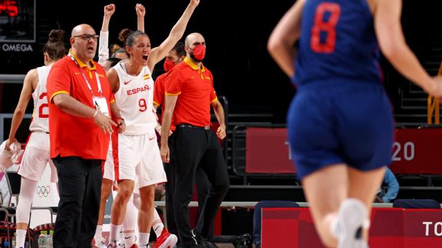 Laia Palau y el banquillo de España celebran un punto ante Serbia