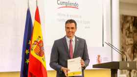 El presidente del Gobierno, Pedro Sánchez, posa con el 'Informe de rendición de cuentas del Gobierno'.