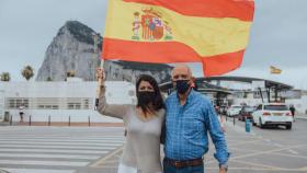 Macarena Olona (Vox) frente al Peñón de Gibraltar.