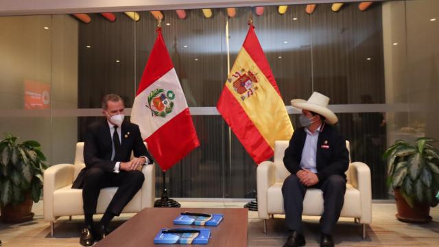 Felipe VI junto a Pedro Castillo.