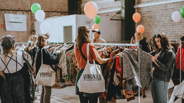 Toneladas de ropa vintage llegan a A Coruña: no te pierdas VinoKilo