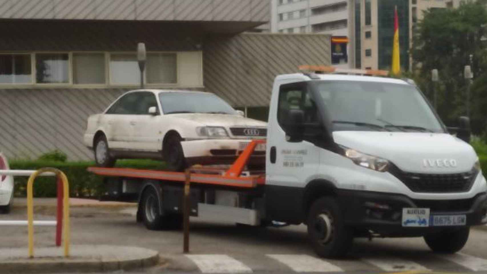 Coche inspeccionado por la Policía en Ourense en relación al triple crimen de la familia barrio ocurrido en Burgos