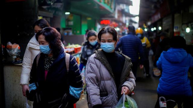 Transeúntes en un mercado callejero de Wuhan, provincia de Hubei (China) en febrero de 2021.