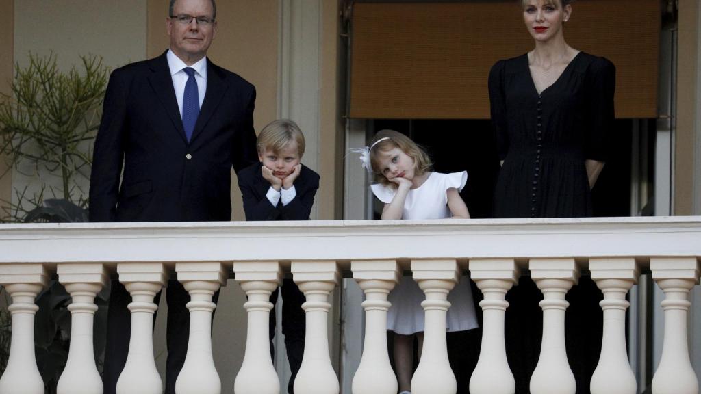 Charlenè, junto a Alberto de Mónaco y los pequeños Jacques y Gabriella, en 2019.