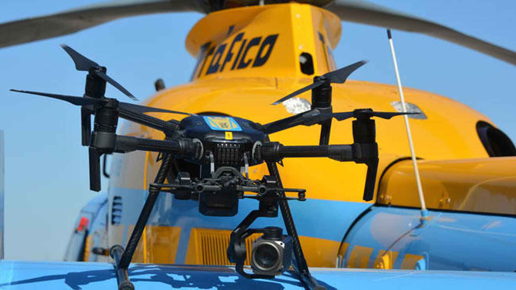 Un dron y un helicóptero-radar de la DGT.