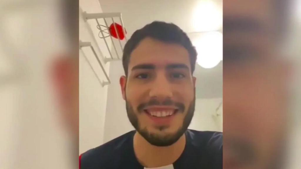 Abrines sentado en el WC en su ya famosa reseña.