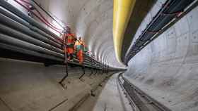 Operarios realizando tareas de mantenimiento en un túnel.