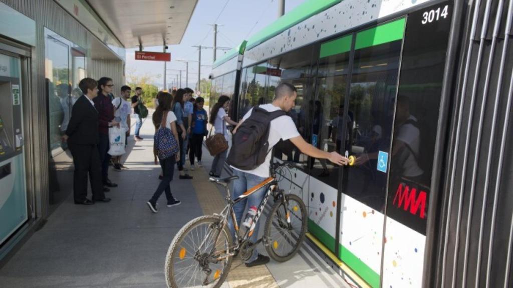 Viajeros que suben a uno de los trenes del Metro de Málaga.