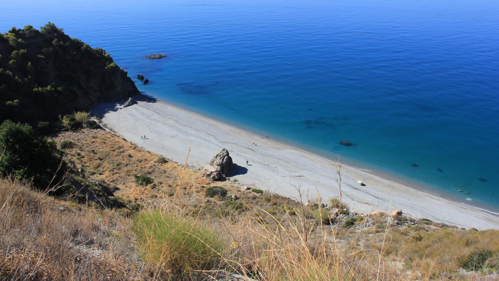 Las playas nudistas suelen ser las calas más tranquilas de las localidades costeras malagueñas.