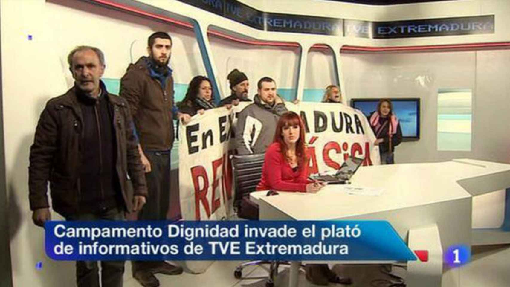 El momento en el que miembros del Campamento dignidad interrumpió el informativo de TVE en Extremadura para reclamar la Renta Básica.