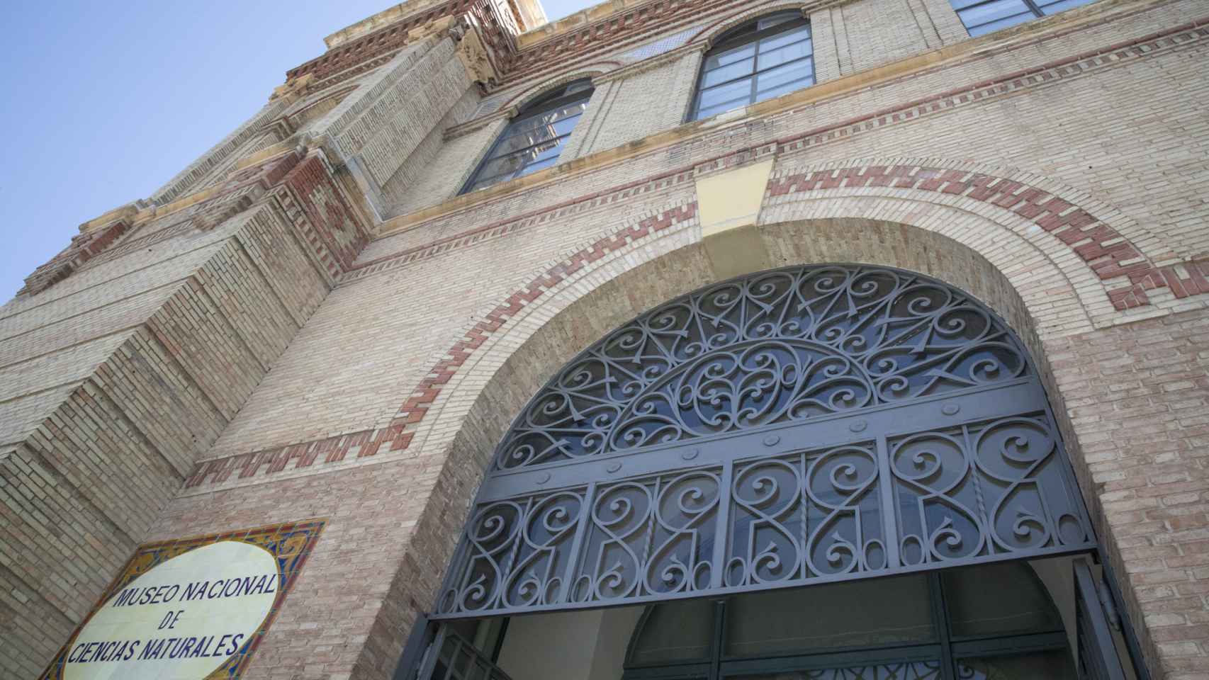 Puerta principal del Museo en el Palacio de las Artes y la Industria.