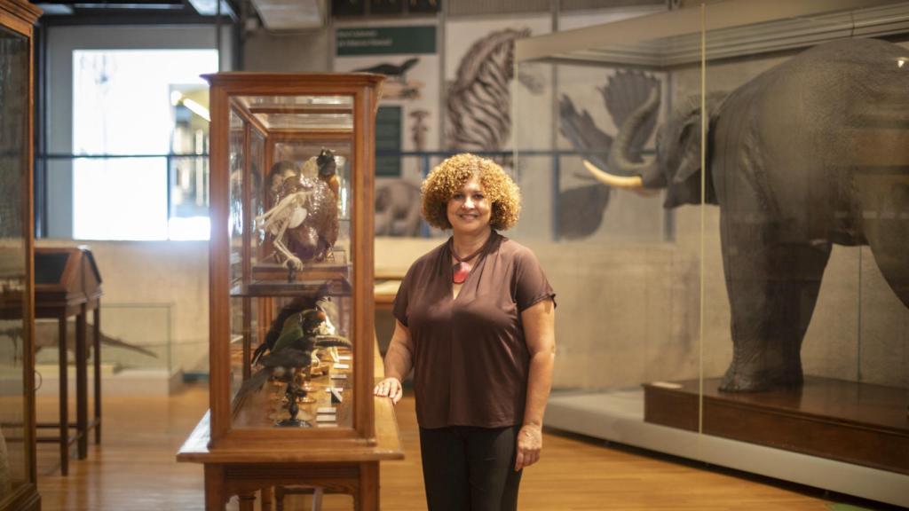 Pilar López García-Gallo, delante del elefante indio naturalizado.