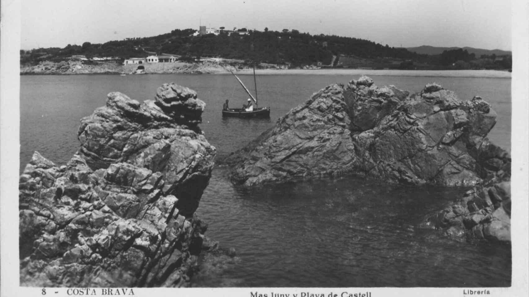 La playa de Castell con el Mas Juny al fondo (1952)