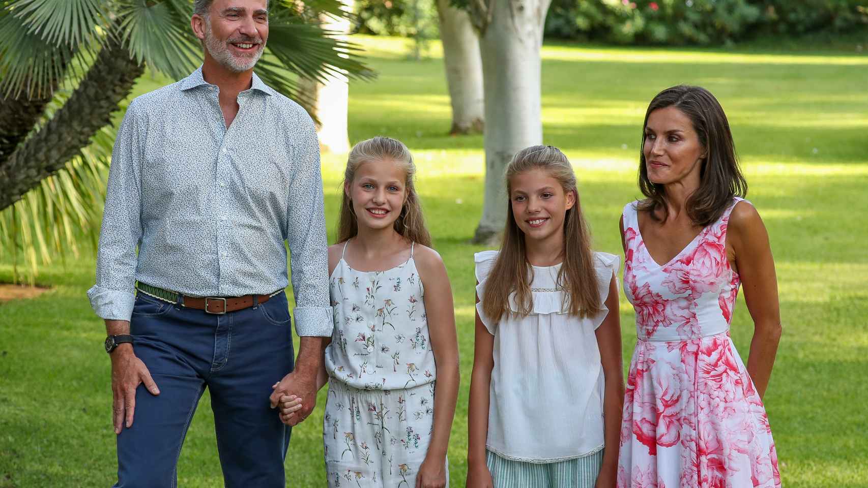 Los Reyes y sus hijas durante su último posado en Marivent en 2019.