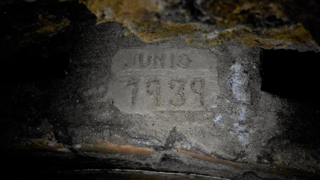 Una placa en el interior del túnel.