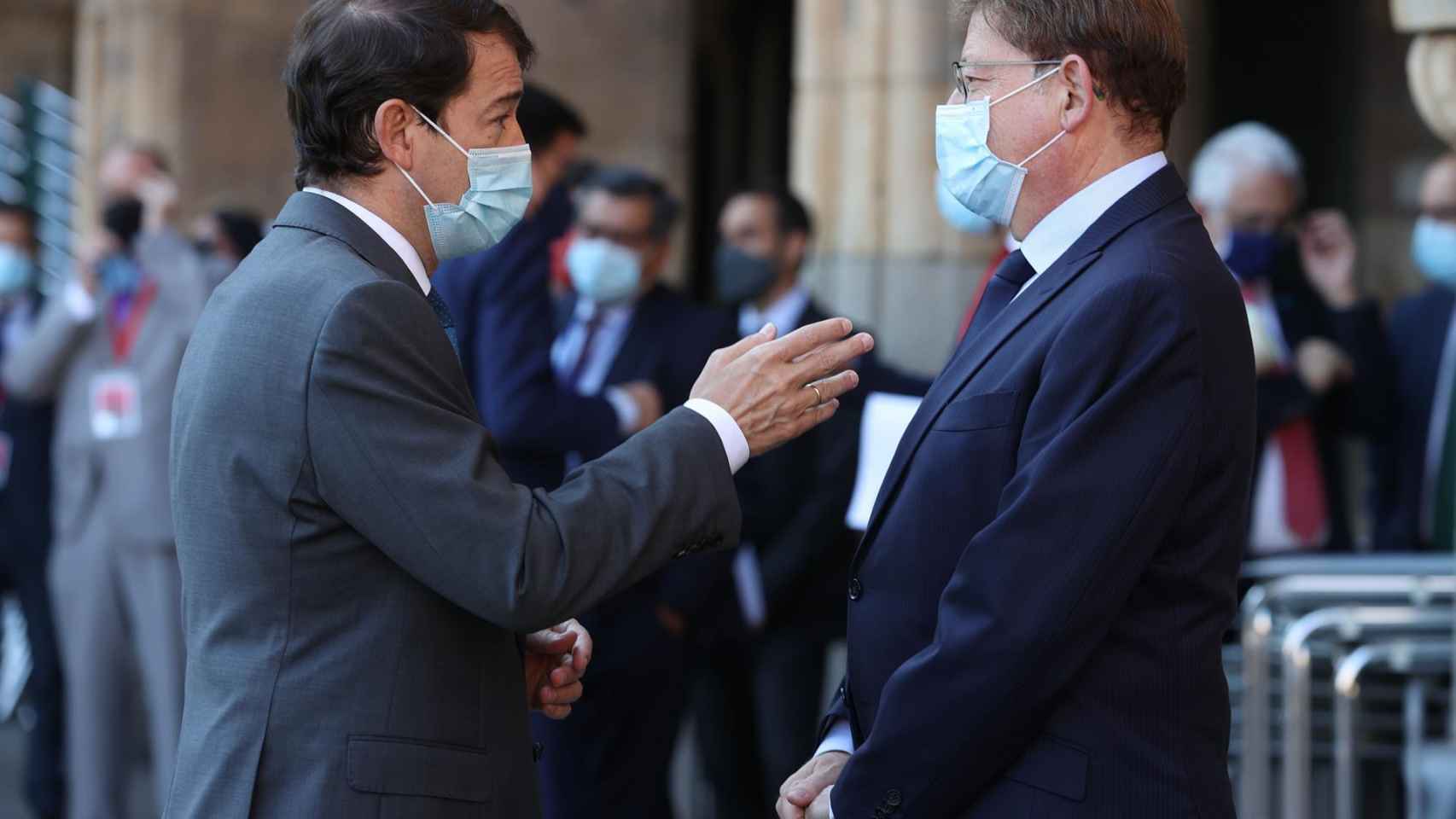 El presidente de la Junta de Castilla y León, Alfonso Fernández Mañueco, y Ximo Puig, conversan a su llegada a la XXIV Conferencia de Presidentes.