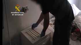Momento de la inspección de la Guardia Civil en casa de los presuntos autores del robo.