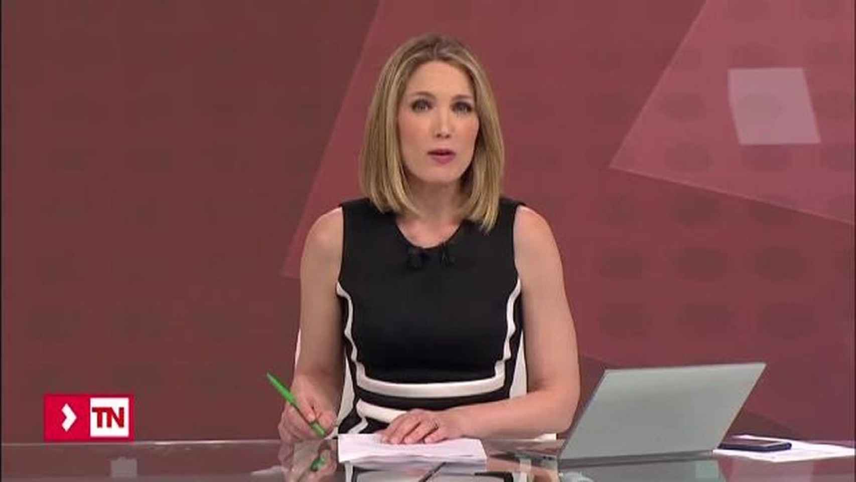 Silvia Intxaurrondo dirige y presenta 'Telenoticias Fin de Semana' en Telemadrid.