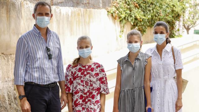 Los Reyes junto a sus hijas, Leonor y Sofía, en agosto de 2020 en Palma de Mallorca.