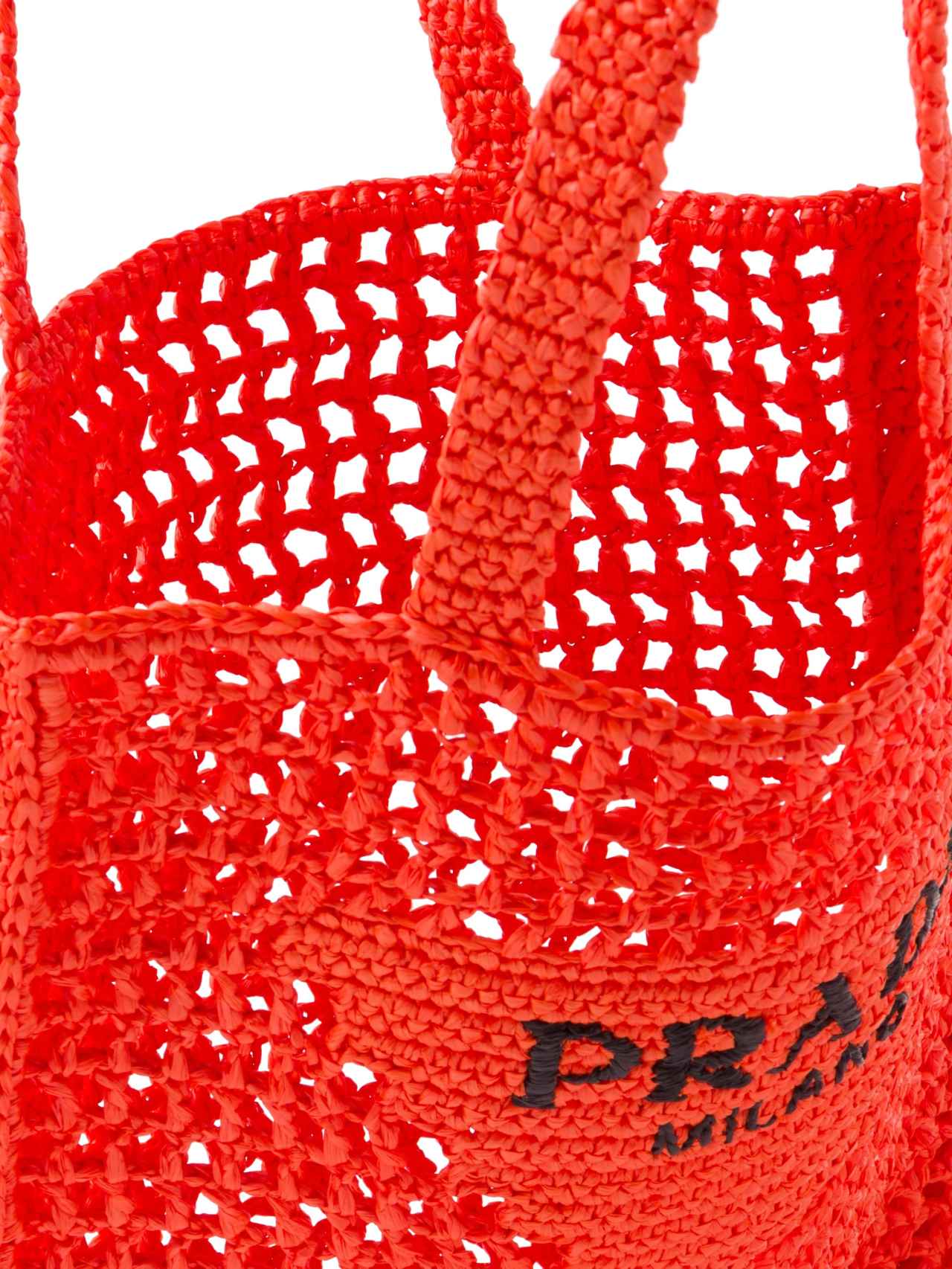 El bolso de Prada ha sido elaborado con la técnica de ganchillo.