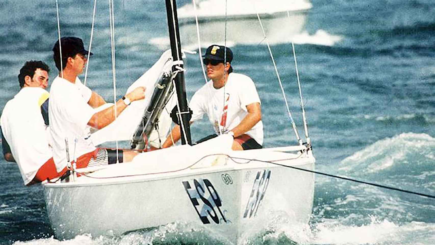 Felipe VI, participando en los Juegos Olímpicos de Barcelona 1992 en Vela, junto a Fernando León y Alfredo Vázquez.