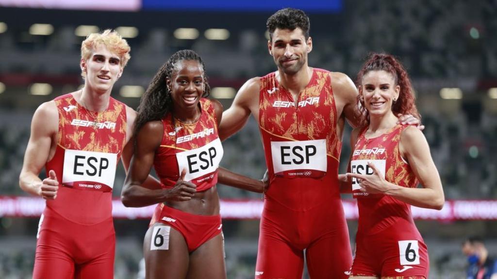 El equipo español de relevo mixto de 4x400 en Tokio