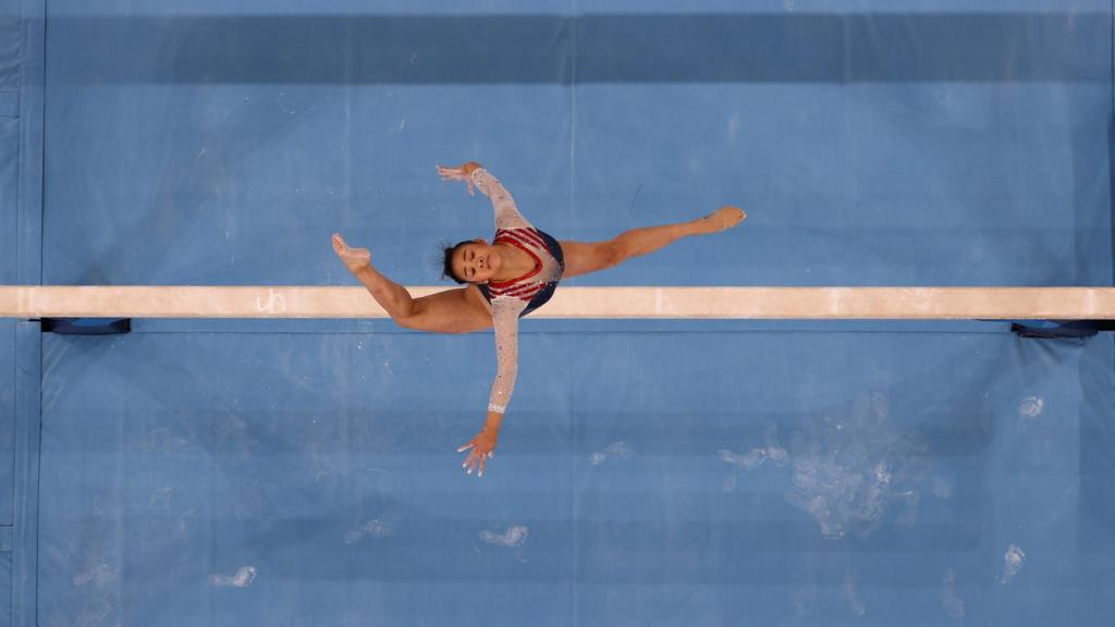 Sunisa Lee, durante el all-around de los Juegos Olímpicos de Tokio 2020