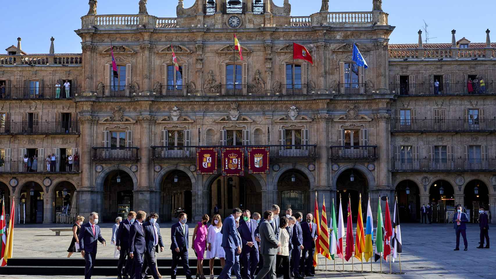 Los presidentes autonómicos junto a Pedro Sánchez, este viernes, en la Plaza Mayor de Salamanca.