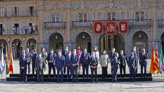 Foto de familia de la XXIV Conferencia de Presidentes, en la Plaza Mayor de Salamanca.