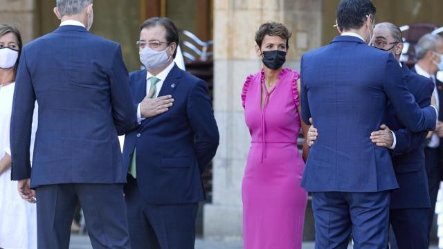 Guillermo Fernández Vara saluda al Rey a su llegada a la XXIV Conferencia de Presidentes.