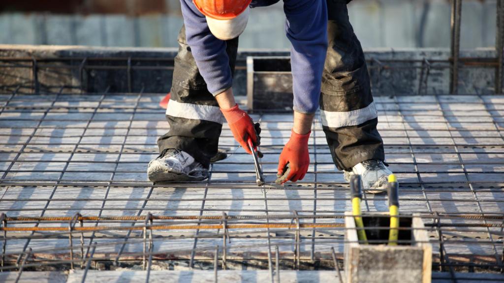 Un joven trabajando de ferrallista en una obra.