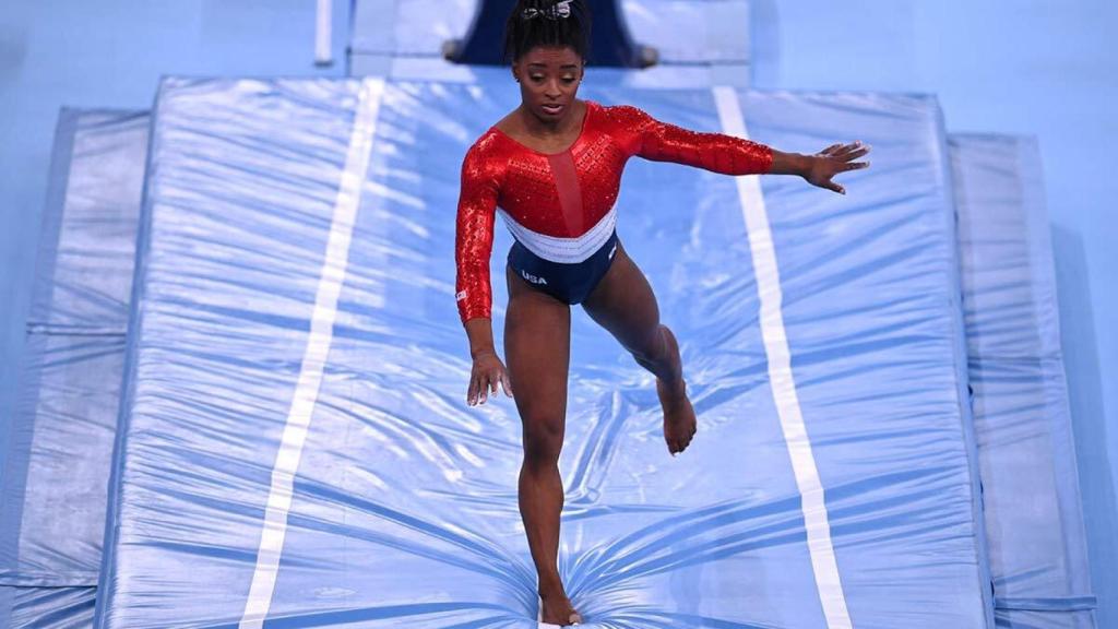 Simone Biles falla en su ejercicio de potro en los Juegos Olímpicos de Tokio 2020.