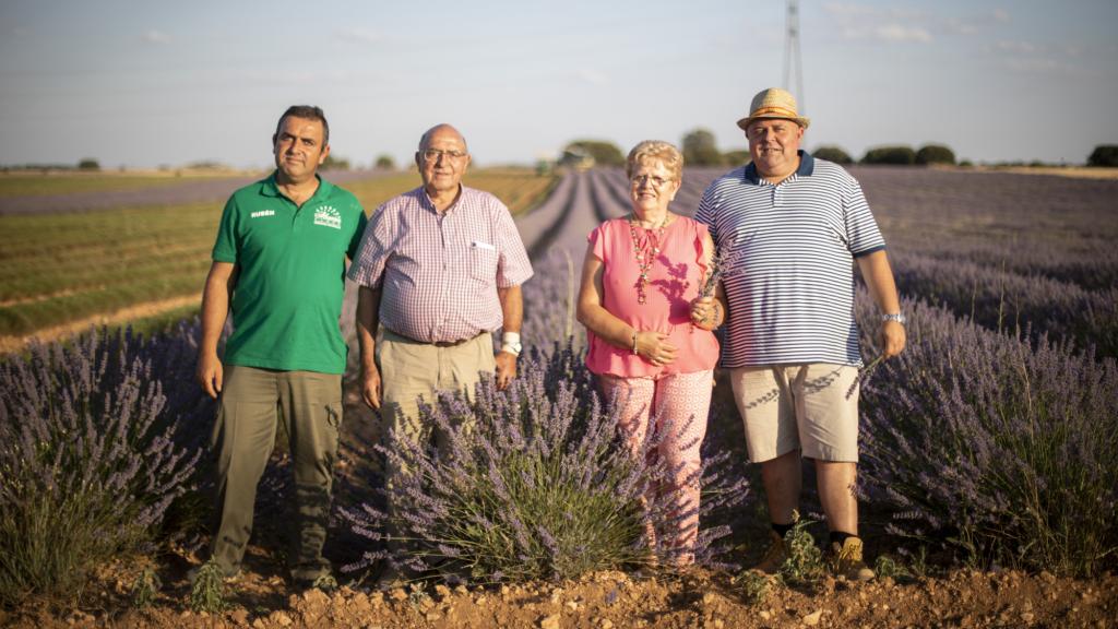 La familia De Lope, cuyo cabeza de familia, Juan José padre (2i), fue el primer agricultor en introducir la lavanda en La Alcarria.