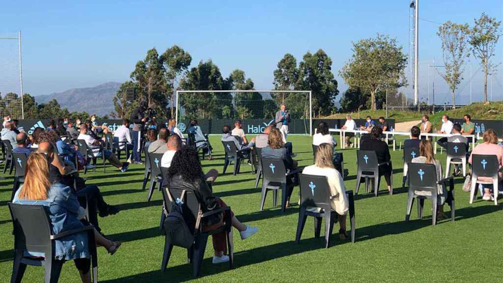 Carlos Mouriño durante el acto con los padres de los jugadores de la cantera