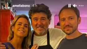 Amelia Bono y Manuel Martos con el chef del restaurante El Pescador